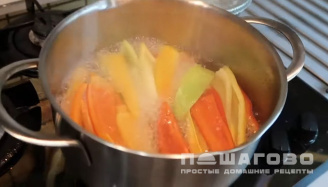 Фото приготовления рецепта: Маринованный сладкий перец с чесноком и зеленью - шаг 3