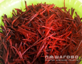 Фото приготовления рецепта: Салат из свеклы с луком и чесноком - шаг 1