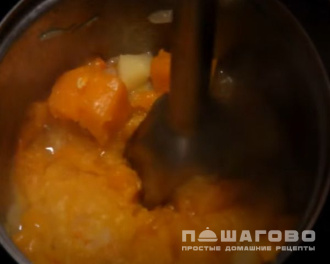 Фото приготовления рецепта: Тыквенный суп-пюре со сливками и курицей - шаг 3