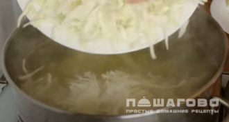 Фото приготовления рецепта: Вегетарианский суп с капустой - шаг 5