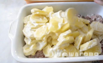 Фото приготовления рецепта: Мясо по-французски в духовке с фаршем - шаг 3