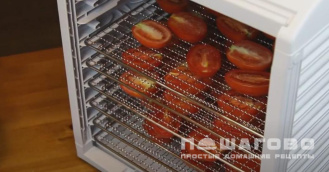 Фото приготовления рецепта: Вяленые помидоры с прованскими травами - шаг 3