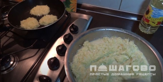 Фото приготовления рецепта: Оладьи из цукини с чесноком - шаг 3