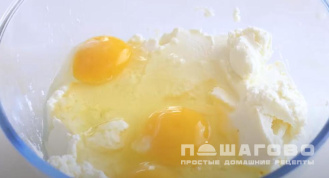Фото приготовления рецепта: Пышная творожная запеканка без муки и манки - шаг 2