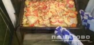 Фото приготовления рецепта: Мясо по-французски с картофелем, помидорами и сыром - шаг 12