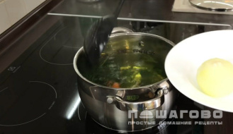 Фото приготовления рецепта: Сытный вегетарианский борщ без мяса - шаг 6