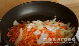 Фото приготовления рецепта: Вегетарианский суп с капустой - шаг 4