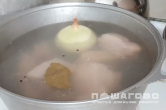 Фото приготовления рецепта: Шурпа из ребрышек - шаг 2