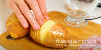 Фото приготовления рецепта: Картошка-гармошка с чесноком и укропом в духовке - шаг 5