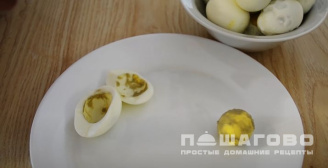 Фото приготовления рецепта: Слоеный салат с тунцом и сыром - шаг 1