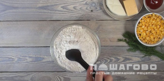 Фото приготовления рецепта: Луковая пицца с кукурузой и моцареллой - шаг 1