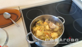 Фото приготовления рецепта: Бигус из свежей капусты с мясом и картошкой - шаг 8