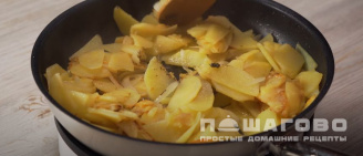 Фото приготовления рецепта: Жаркое с грибами лисичками - шаг 7