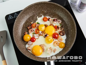 Фото приготовления рецепта: Яичница с морепродуктами - шаг 4