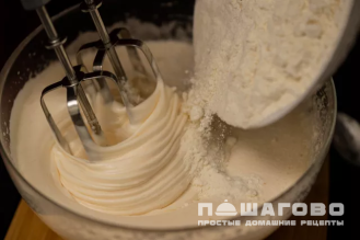 Фото приготовления рецепта: Вишневая шарлотка - шаг 2
