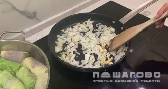 Фото приготовления рецепта: Тушеные голубцы с фаршем и заливкой со сметаной - шаг 8