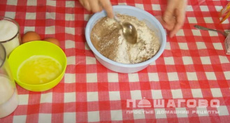 Фото приготовления рецепта: Шоколадные маффины с кусочками шоколада - шаг 1