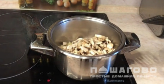 Фото приготовления рецепта: Грибной суп в горшочке в духовке - шаг 3