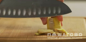 Фото приготовления рецепта: Яичная лапша с курицей и сладким перцем по-азиатски - шаг 2