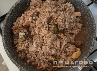 Фото приготовления рецепта: Зеленая гречка с помидорами, луком и чесноком - шаг 3