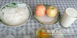 Фото приготовления рецепта: Яблочные оладьи на кефире - шаг 1