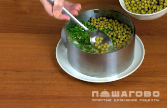 Фото приготовления рецепта: Оливье слоями с колбасой и огурцами - шаг 6