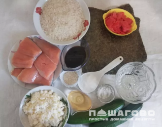 Фото приготовления рецепта: Классические роллы из рыбы и огурца - шаг 1