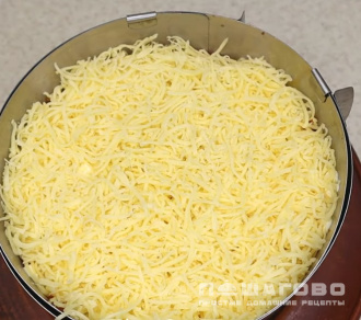 Фото приготовления рецепта: Салат с курицей, грибами и черносливом - шаг 11