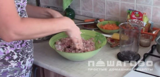 Фото приготовления рецепта: Мясные тефтели из свиного фарша - шаг 3