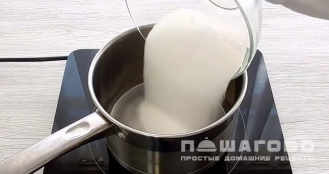 Фото приготовления рецепта: Зеркальная шоколадная глазурь - шаг 2