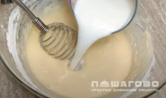 Фото приготовления рецепта: Классические блины тонкие на молоке - шаг 2