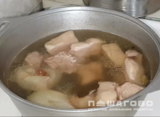 Фото приготовления рецепта: Шурпа из ребрышек - шаг 4