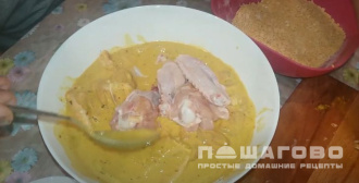 Фото приготовления рецепта: Хрустящие куриные крылышки в кукурузных хлопьях - шаг 5