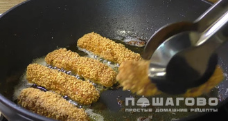 Фото приготовления рецепта: Сырные палочки - шаг 5
