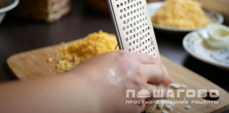 Фото приготовления рецепта: Салат с курагой и корейской морковью - шаг 3
