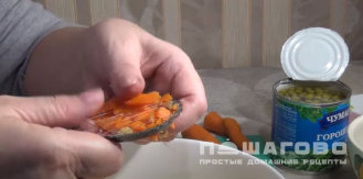 Фото приготовления рецепта: Салат Оливье с отварной рыбой - шаг 4