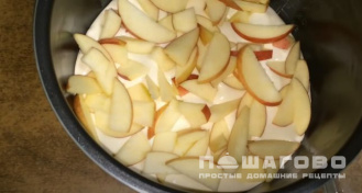 Фото приготовления рецепта: Шарлотка в мультиварке - шаг 3