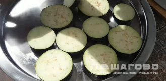 Фото приготовления рецепта: Баклажаны на гриле с чесноком, лимонным соком и тмином - шаг 2