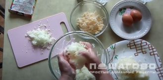 Фото приготовления рецепта: Овощные оладьи из патиссонов - шаг 4