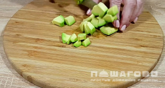 Фото приготовления рецепта: Салат с креветками и авокадо - шаг 3