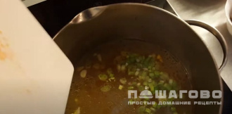 Фото приготовления рецепта: Суп кимчи с яйцом, тофу и древесными грибами моэр - шаг 7
