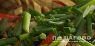 Фото приготовления рецепта: Яичная лапша с курицей и сладким перцем по-азиатски - шаг 11