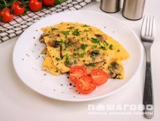 Фото приготовления рецепта: Омлет с грибами и сливками - шаг 7