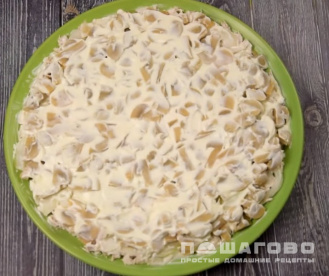Фото приготовления рецепта: Слоеный салат с курицей и шампиньонами - шаг 7