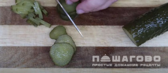 Фото приготовления рецепта: Салат с сухариками, фасолью и корейской морковью - шаг 3