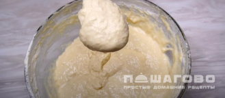 Фото приготовления рецепта: Пышные оладьи на горячем кефире - шаг 4