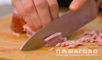 Фото приготовления рецепта: Салат с ветчиной, яйцами и сыром - шаг 1