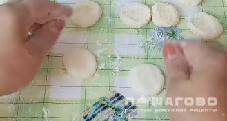 Фото приготовления рецепта: Галушки из творога - шаг 4