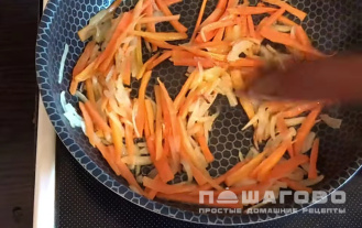 Фото приготовления рецепта: Салат с фунчозой и морепродуктами - шаг 3