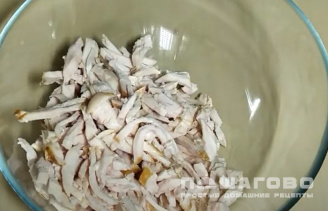 Фото приготовления рецепта: Салат с сухариками и корейской морковью - шаг 1